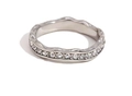 Macro-opname van de golfvormige roestvrijstalen ring met sprankelende diamanten - US 6 / Zilver