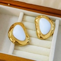 Vintage geometrische goudkleurige en witte hars oorknopjes in een houten sieradendoos - Wit