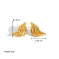 Detail view of gold wavy earrings with 2.12cm height and 2.03cm width dimensions - Wing Streamline Wave Style (FT-EH-367-5) / Gold