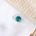 Dettaglio ravvicinato di un ciondolo con pietra portafortuna turchese da 6mm in argento - Diametro 6mm / May (P1235)