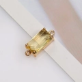 Makroansicht rechteckiger hellgelber Kristallanhänger mit goldenen Doppelösen für DIY-Schmuck - 2.2cm*0.8cm / Gelb