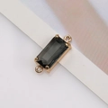 Dettaglio di un ciondolo in cristallo grigio fumo rettangolare con montatura a quattro griffe - 2.2cm*0.8cm / Nero