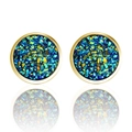 Vista dettagliata di orecchini druzy rotondi con trame di cristalli colorati brillanti - Blu Reale Bordo Dorato