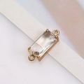 Dettaglio del connettore rettangolare in cristallo con griffe dorate per creazione gioielli - 2.2cm*0.8cm / Trasparente