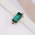 Makroaufnahme von smaragdgrünem rechteckigem Kristallanhänger mit goldenen Doppelösen - 2.2cm*0.8cm / Grün