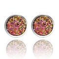 Dettaglio di orecchini tondi in acciaio con cristalli colorati in resina druzy - Viola Bordo Argentato