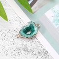 Detail van de groene druzy hanger met gouden rand en dubbele verbindingsringen - Groen