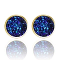Vue macro de boucles d'oreilles en acier doré ornées de cristaux druzy bleus et violets - Bleu Royal Bordure Dorée