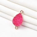 Vista macro de conector druzy rosa en forma de gota con borde dorado para joyería - Doble Lazo 13MM*18MM / Rosa Rojo (P1310)