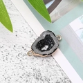 Detail van onregelmatige zwarte druzy hanger met goudrand en dubbele verbindingsringen - Zwart