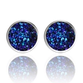 Nahaufnahme der Edelstahl-Ohrstecker mit glitzerndem blauem Druzy-Kristall-Inlay - Saphirblau Silberrand