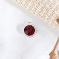 Dettaglio del ciondolo pietra portafortuna rossa 6mm con castone argento per gioielli DIY - Diametro 6mm / Gennaio (P1245)