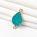 Vista detallada del colgante de cuarzo druzy azul pavo real con bordes dorados para joyería - Doble Lazo 13MM*18MM / Verde (P1311)