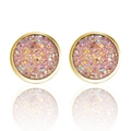Vue macro de boucles d'oreilles rondes dorées avec incrustations de cristal druzy rose - Rose Clair Bordure Dorée