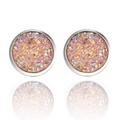 Détail macro de boucles d'oreilles rondes en druzy rose avec monture argentée polie - Rose Clair Bordure Argentée