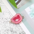 Detail van roze druzy agaat hartconnector met gouden rand voor DIY-sieraden maken - Rozerood