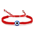 Detalle de la pulsera roja del Mal de Ojo con cuentas de metal plateadas ajustables - Estilo Ojo Turco Decoración Plata (B2113)