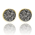 Detail van gouden ronde druzy oorknopjes met grijze kristallen en spiegelreflectie - Gun Black Gouden Rand