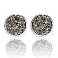 Gros plan de boucles d'oreilles rondes en acier inoxydable avec cristaux druzy gris foncé - Noir Fusil Bordure Argentée