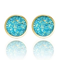 Detail van ronde vergulde oorknopjes met een helderblauwe druzy kristaltextuur - Meerblauw met Gouden Rand