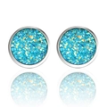 Detailansicht der silbernen Edelstahl-Ohrstecker mit blauen Kristall-Druzy und Glitzereffekt - Seeblau Silberrand
