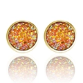 Macro-opname van gouden ronde oorknopjes met glinsterende oranje druzy-kristaltextuur - Oranje Gouden Rand