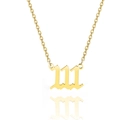 Detailopname van gouden 111 engelgetal hanger met gotische stijl ketting - Stijl 111 / Goud