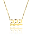 Detailopname van gouden nummer 222 hanger ketting met gotische stijl lettertype - Stijl 222 / Goud