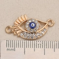Makroaufnahme von Evil Eye Anhänger mit Kristallen und Goldlegierung für DIY-Schmuck - Wimpern Böser Blick Stil (P1745)