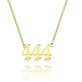 Macro-opname van de vergulde geluksgetal 444 hanger met gotische kruisketting - Stijl 444 / Goud