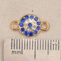 Makrofoto des 15mm Gold-Verbinders mit blauen Strasssteinen und seitlichen Ösen - Pavé Scheibe Stil (P2566)