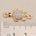 Makroaufnahme von goldener Schildkröte-Schmuckverbinder mit Kristallen und Ösen - Schildkröte Stil (P2567)