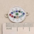 Makroaufnahme des 18mm Evil Eye Anhängers mit bunten Steinen und silbernen Doppelschlaufen - Emaille Runde Böser Blick (P2569)