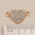 Makroaufnahme von herzförmigem Verbindungsstück in Roségold mit weißen Strasssteinen - Pavé Herz Stil (P2571)