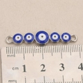 Detailansicht des Evil Eye Schmuckverbinders mit Lineal zur Längenmessung von 3,5 cm - Fünf Augen Verbinder Stil (P2572)