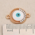 Makroansicht des Evil Eye Anhängers mit weißen Strasssteinen und zwei Seitenösen - Pavé Rundrahmen Böser Blick (P2575)