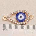 Nahaufnahme von Evil Eye Charm in Tropfenform mit blauen Emaille- und Strasssteinen für DIY - Teardrop Böser Blick Stil (P2578)