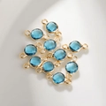 Dettaglio di ciondoli portafortuna blu cielo da 6 mm con connettori dorati a doppio foro - 6mm / Bordo Oro Marzo (P2467)