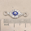 Makroaufnahme von Evil Eye Verbinder mit blauen Steinen und Kristallen neben einem Lineal - Rundrahmen Pavé Auge (P2580)