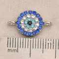 Detailaufnahme des blauen Evil Eye Anhängers mit Strasssteinen und Maßstabslineal - Konzentrischer Pavé Stil (P2581)