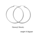 Dettaglio di grandi orecchini a cerchio in acciaio inox da 70 mm con dimensioni - 70mm / Argento