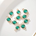 Detail van een 6mm groene geboortesteen hanger met vergulde dubbele oogjes voor DIY - 6mm / Gouden Rand Mei (P2469)