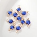 Dettaglio dei ciondoli in vetro blu 6mm con montatura in rame dorato per gioielli fai-da-te - 6mm / Bordo Oro Settembre (P2472)