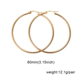 Dettaglio di grandi orecchini a cerchio dorati da 80mm con peso di 12,1g al paio - 80mm / Oro