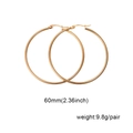 Dettaglio di orecchini a cerchio da 60 mm in acciaio inossidabile oro rosa con misure - 60mm / Oro