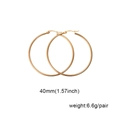 Dettaglio di orecchini a cerchio in acciaio inox oro rosa 40mm da 6,6g - 40mm / Oro