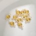 Macro-opname van 6mm gele geboortesteen bedeltjes met vergulde dubbele lussen - 6mm / Gouden Rand November (P2478)