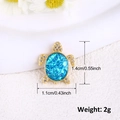 Pendentif tortue en or avec opale bleue et zircons sur un fond blanc texturé - Style Tortue Bleue (A0017)