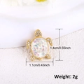 Gros plan du pendentif tortue plaqué or avec opale blanche et cristaux pavés - Style Tortue Blanche Arc-en-ciel (A0018)