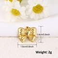 Gros plan du pendentif nœud doré de 1,6cm avec cœur incluant dimensions et poids exacts - Charme Cœur Papillon (A0235)